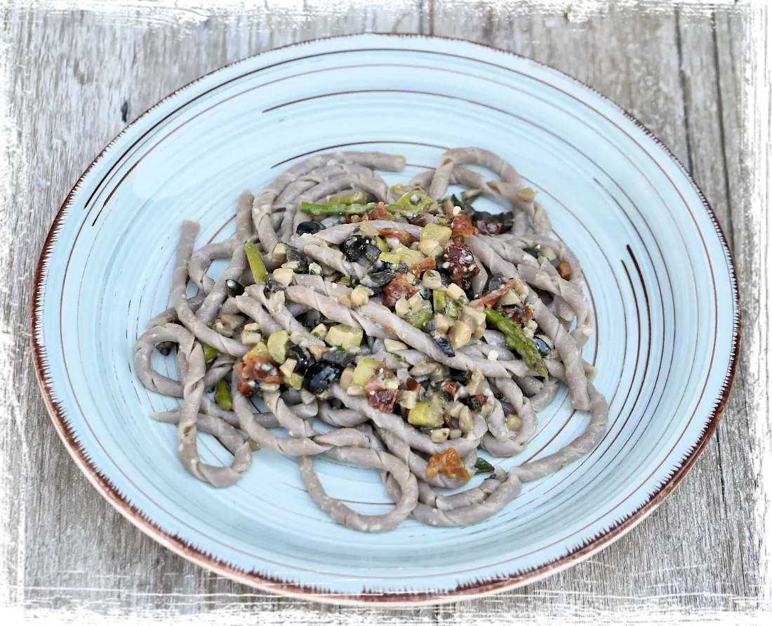 Sagne ritorte con pomodori secchi, olive, funghi e asparagi Sagne ritorte con pomodori secchi, olive, funghi e asparagi