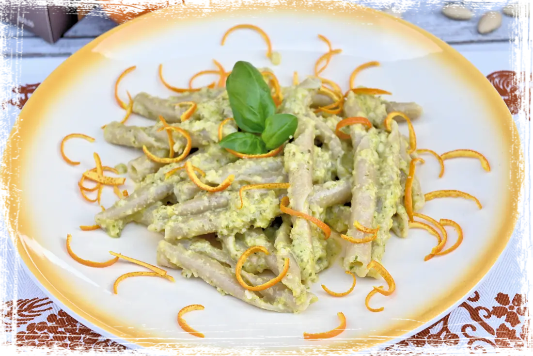 Sagnette integrali al pesto di arancia, mandorle e basilico Sagnette integrali al pesto di arancia, mandorle e basilico