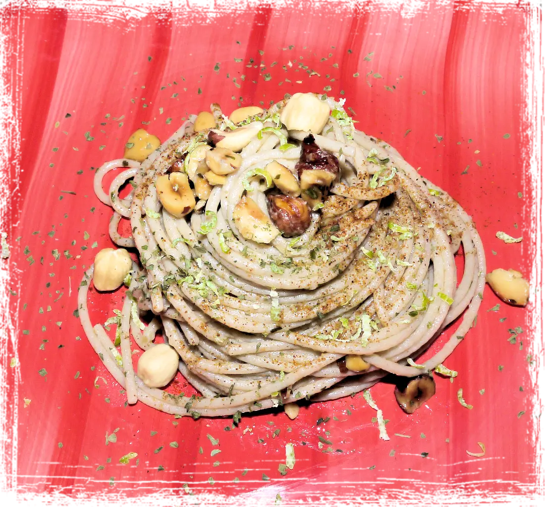 Spaghetti aglio, olio, peperoncino e nocciole Spaghetti aglio, olio, peperoncino e nocciole