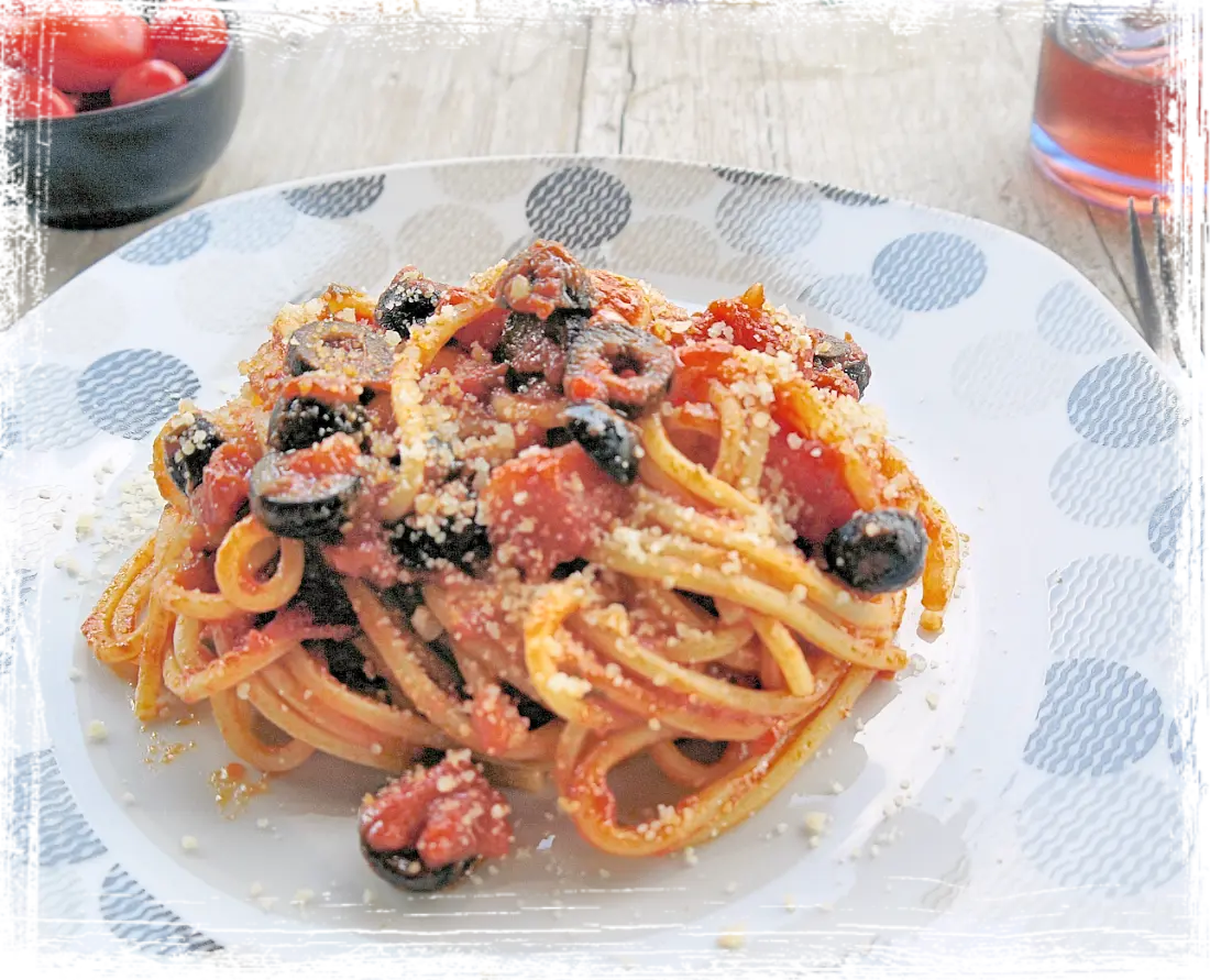 Spaghetti quadrati all'arrabbiata con olive