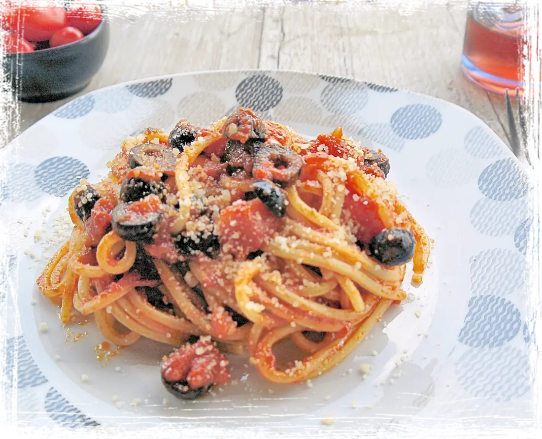Spaghetti quadrati all'arrabbiata con olive Spaghetti quadrati all'arrabbiata con olive