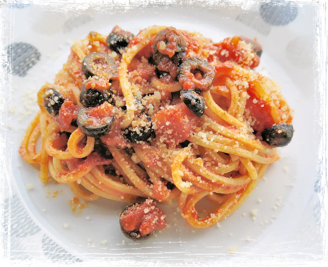 Spaghetti quadrati all'arrabbiata con olive Spaghetti quadrati all'arrabbiata con olive