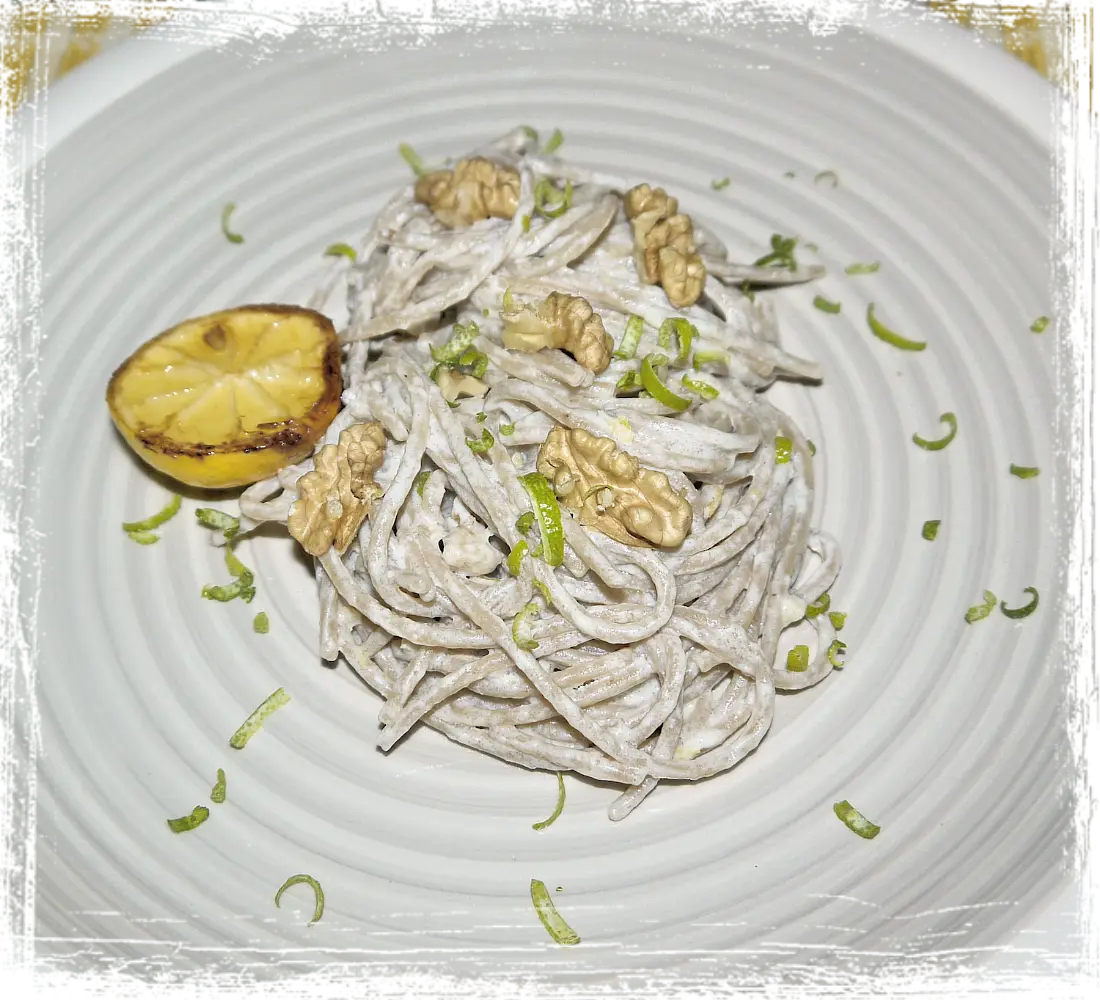 Spaghetti integrali lime e noci Spaghetti integrali lime e noci