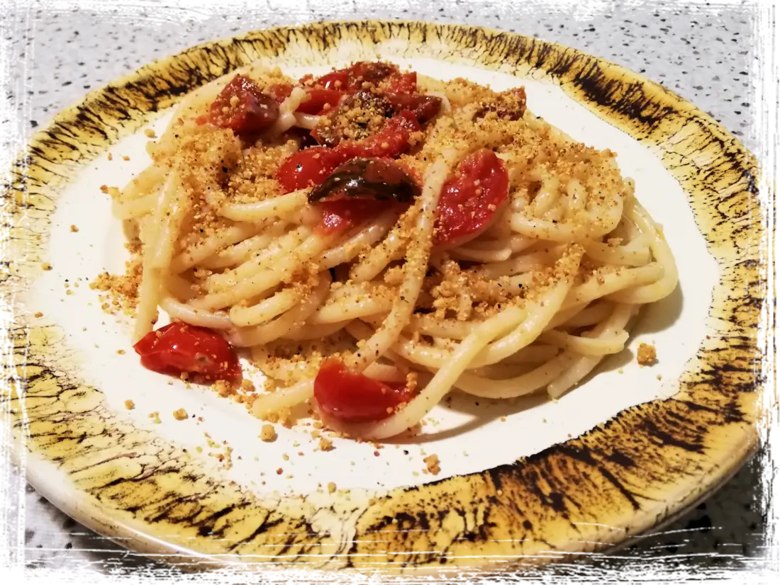 Spaghettoni aglio, olio, peperoncino e pomodorini Spaghettoni aglio, olio, peperoncino e pomodorini
