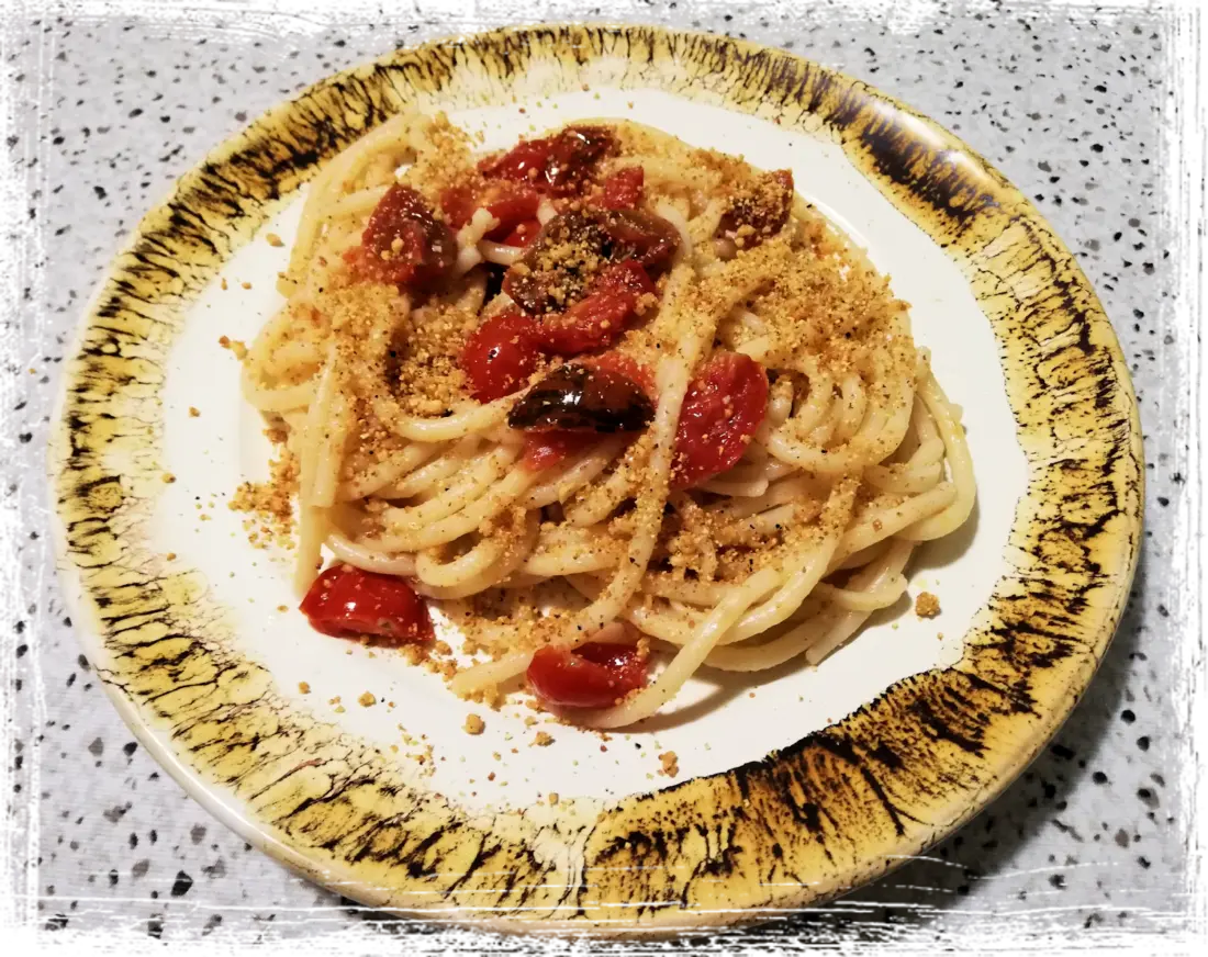 Spaghettoni aglio, olio, peperoncino e pomodorini Spaghettoni aglio, olio, peperoncino e pomodorini