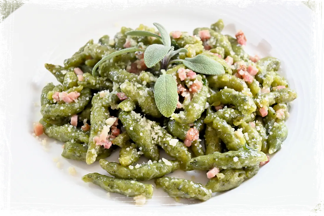 Spätzle verdi con pancetta al profumo di salvia