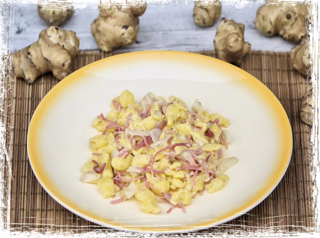 Spätzle con topinambour e speck croccante Spätzle con topinambour e speck croccante