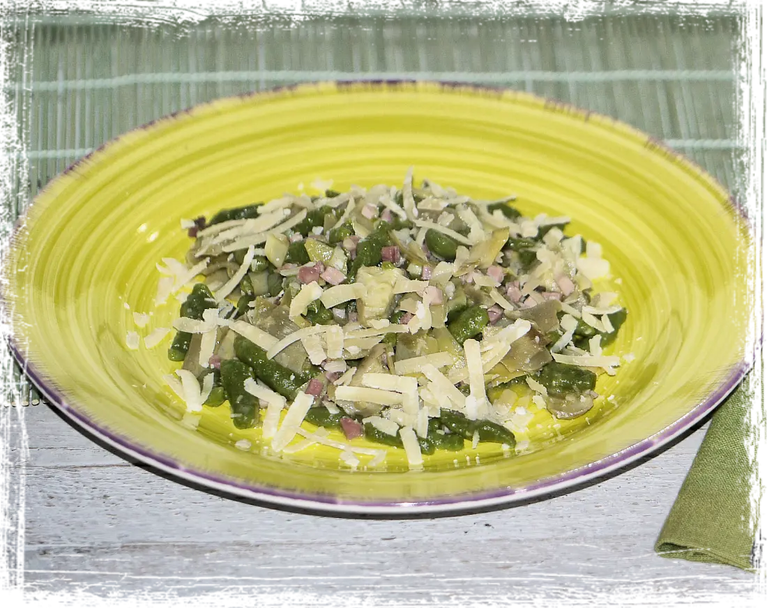Spätzle agli spinaci con carciofi e speck Spätzle agli spinaci con carciofi e speck