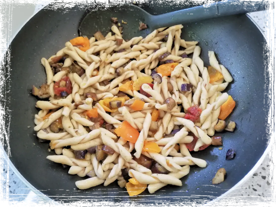 Strozzapreti con melanzane e pomodorini Strozzapreti con melanzane e pomodorini