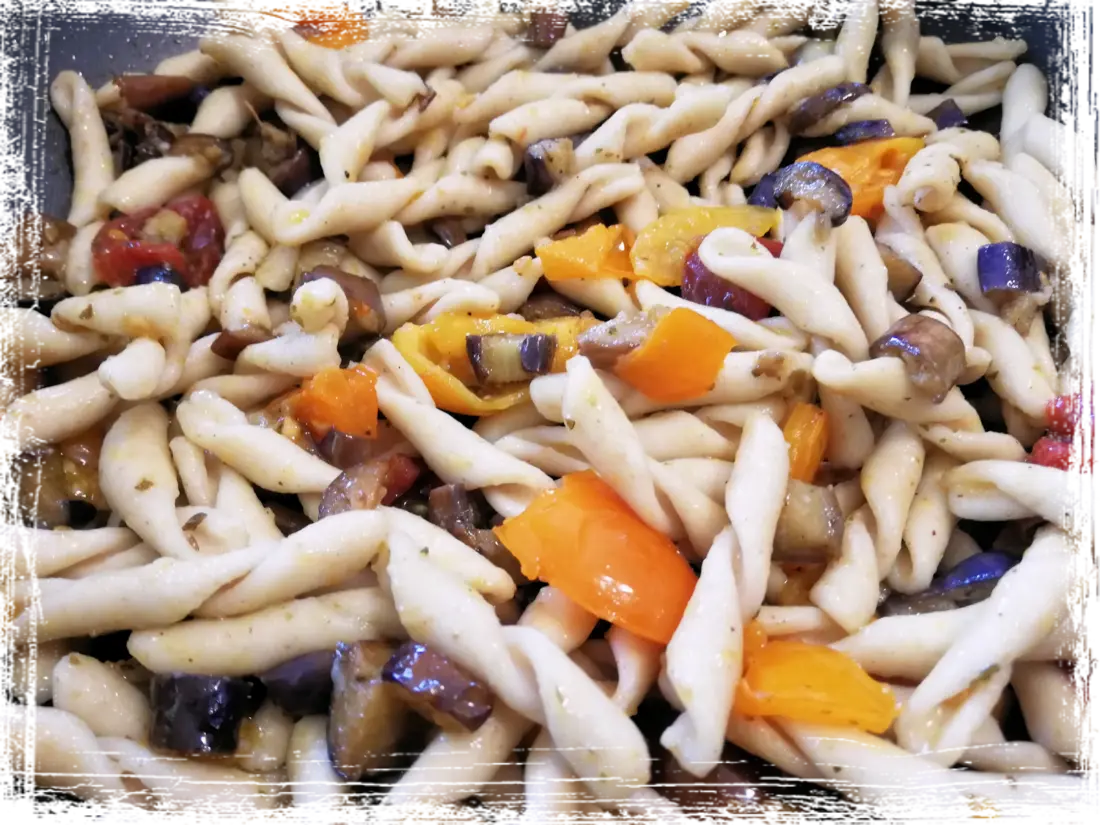 Strozzapreti con melanzane e pomodorini Strozzapreti con melanzane e pomodorini