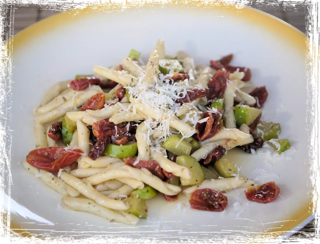 Strozzapreti con pomodorini confit e zucca trombetta