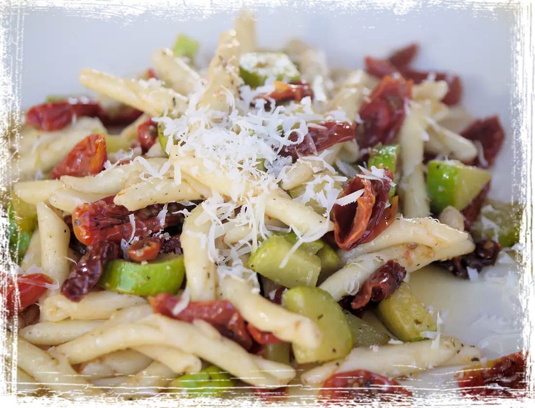 Strozzapreti con pomodorini confit e zucca trombetta