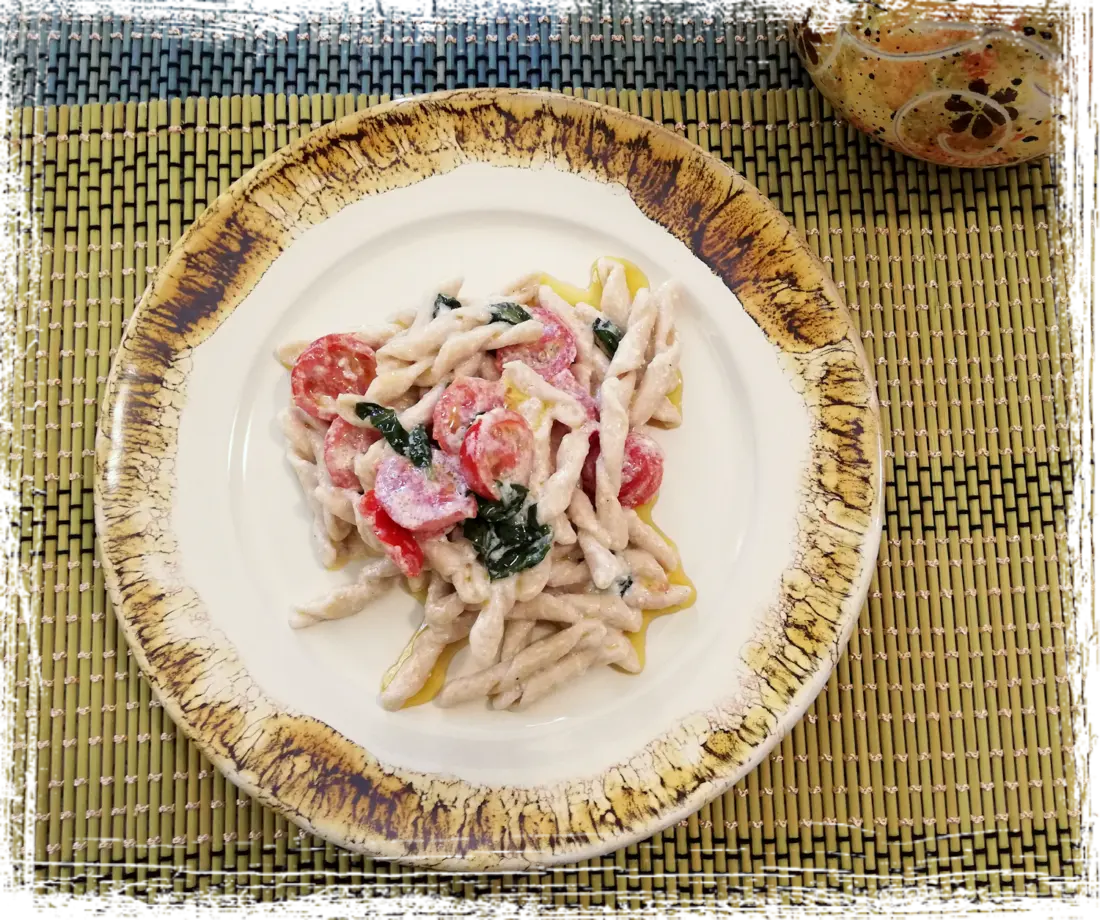Strozzapreti con pomodorini, basilico e crema di ricotta Strozzapreti con pomodorini, basilico e crema di ricotta
