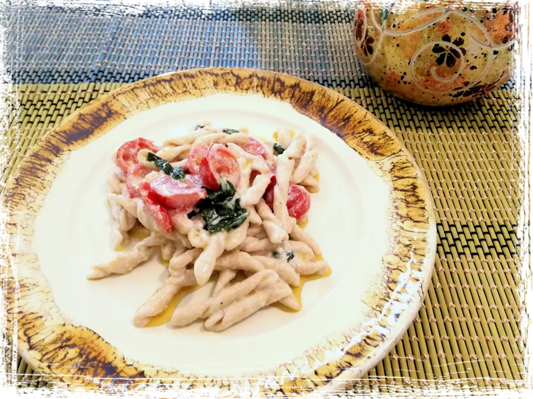 Strozzapreti con pomodorini, basilico e crema di ricotta Strozzapreti con pomodorini, basilico e crema di ricotta