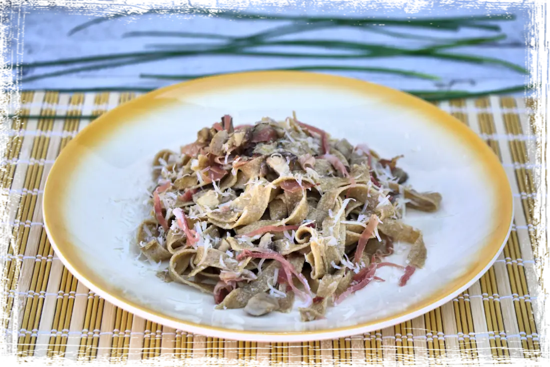 Tagliatelle di farro con porcini e speck TTagliatelle di farro con porcini e speck