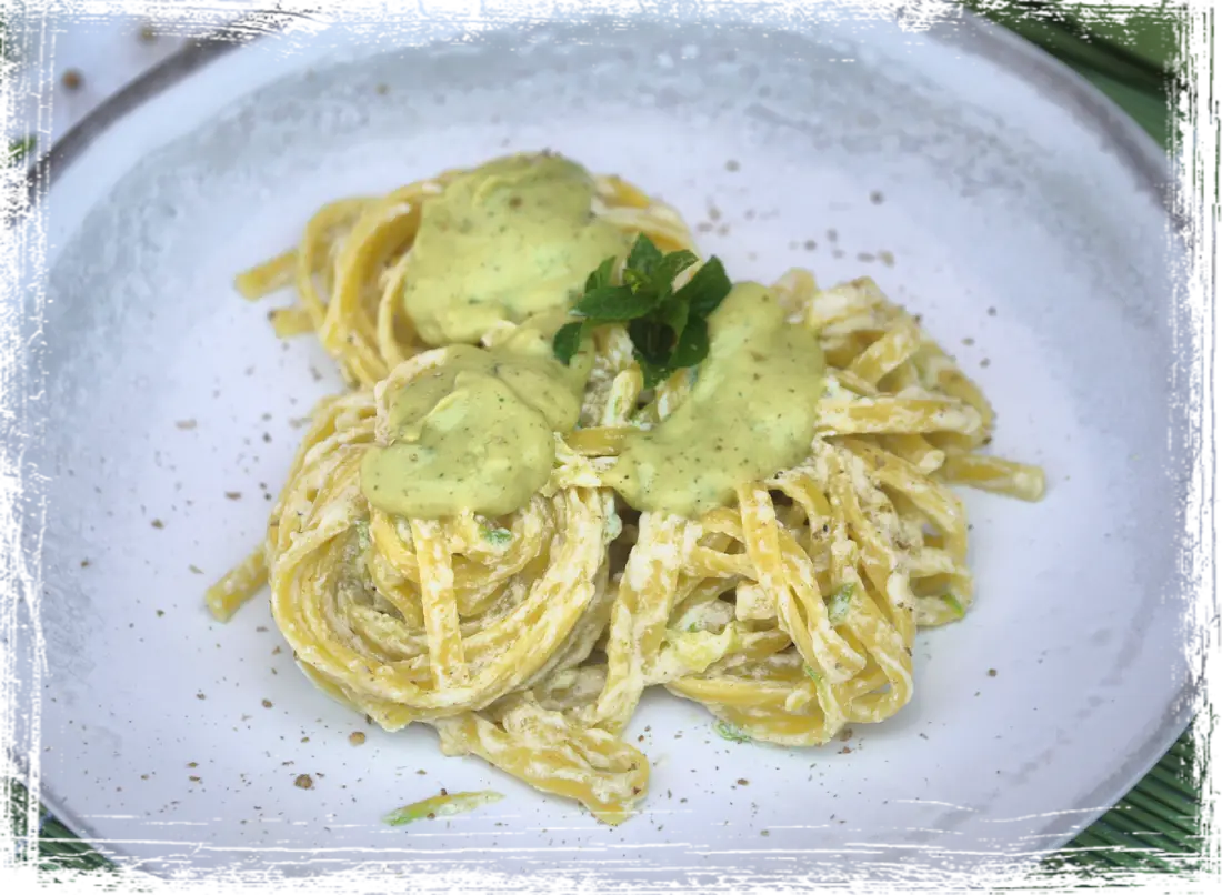 Tagliolina al limone con crema di avocado e zucchine julienne Tagliolina al limone con crema di avocado e zucchine julienne