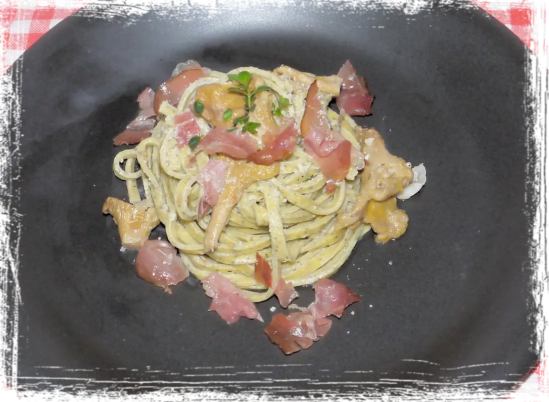 Tagliolini di grano saraceno con galletti e speck