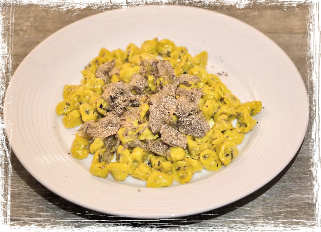 Tortellini dorati con tartufo nero