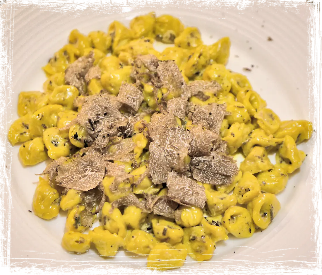 Tortellini dorati con tartufo nero