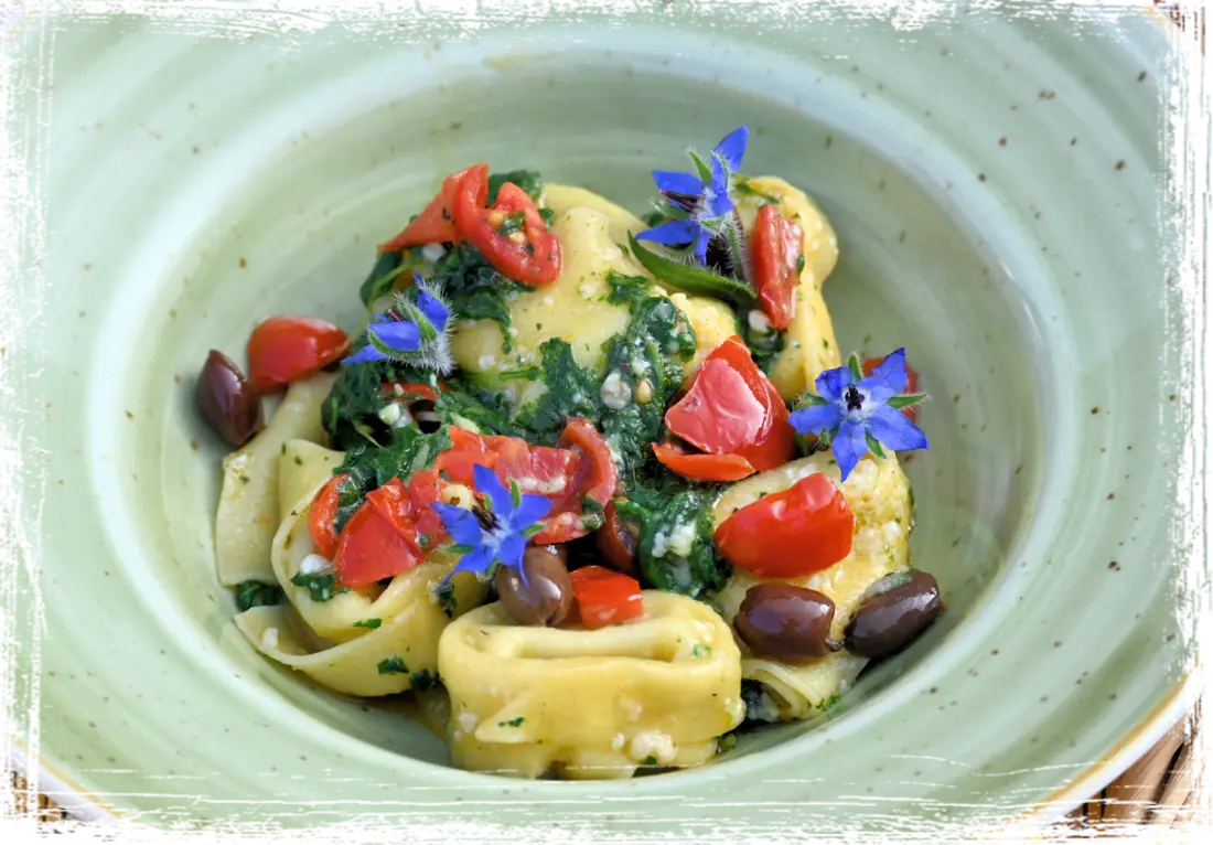 Tortelloni di ricotta con borragine e olive taggiasche Tortelloni di ricotta con borragine e olive taggiasche