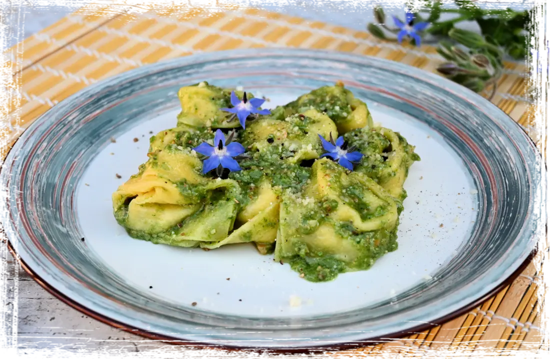 Tortelloni di ricotta con spinaci al pesto di borragine Tortelloni di ricotta con spinaci al pesto di borragine