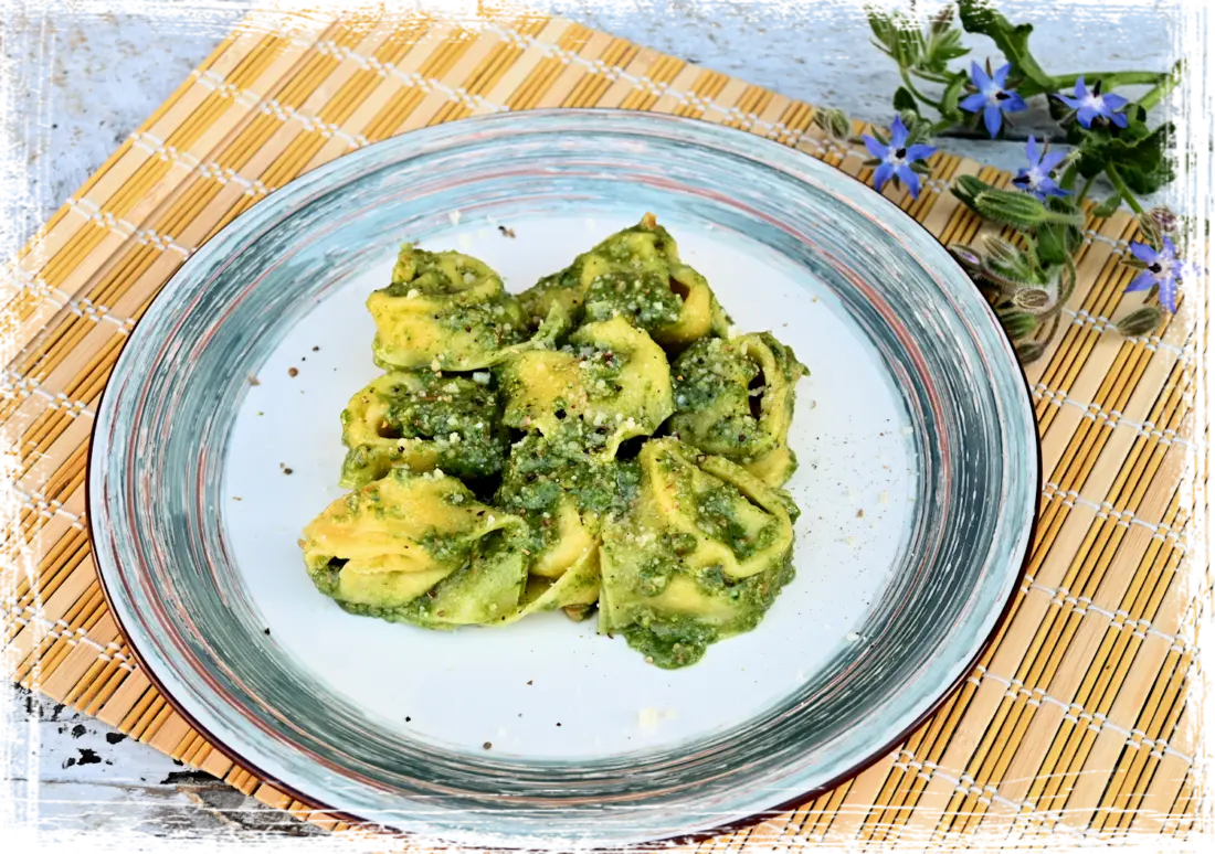 Tortelloni di ricotta con spinaci al pesto di borragine Tortelloni di ricotta con spinaci al pesto di borragine