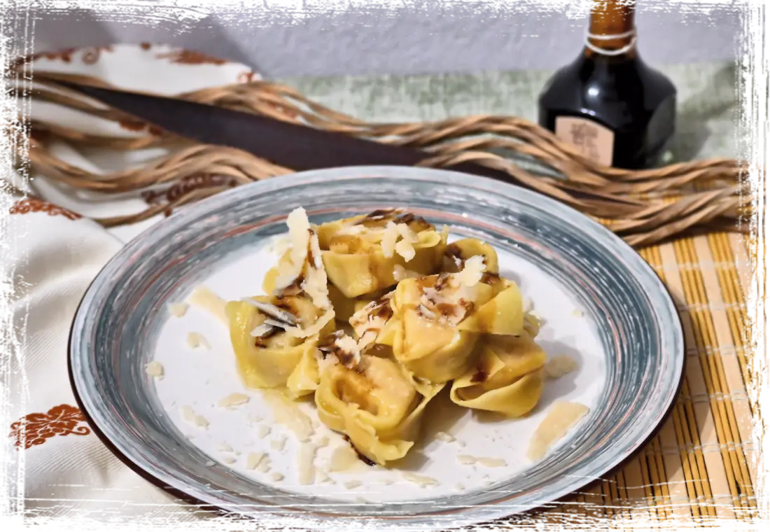 Tortelloni di zucca con scaglie di grana e aceto balsamico Tortelloni di zucca con scaglie di grana e aceto balsamico