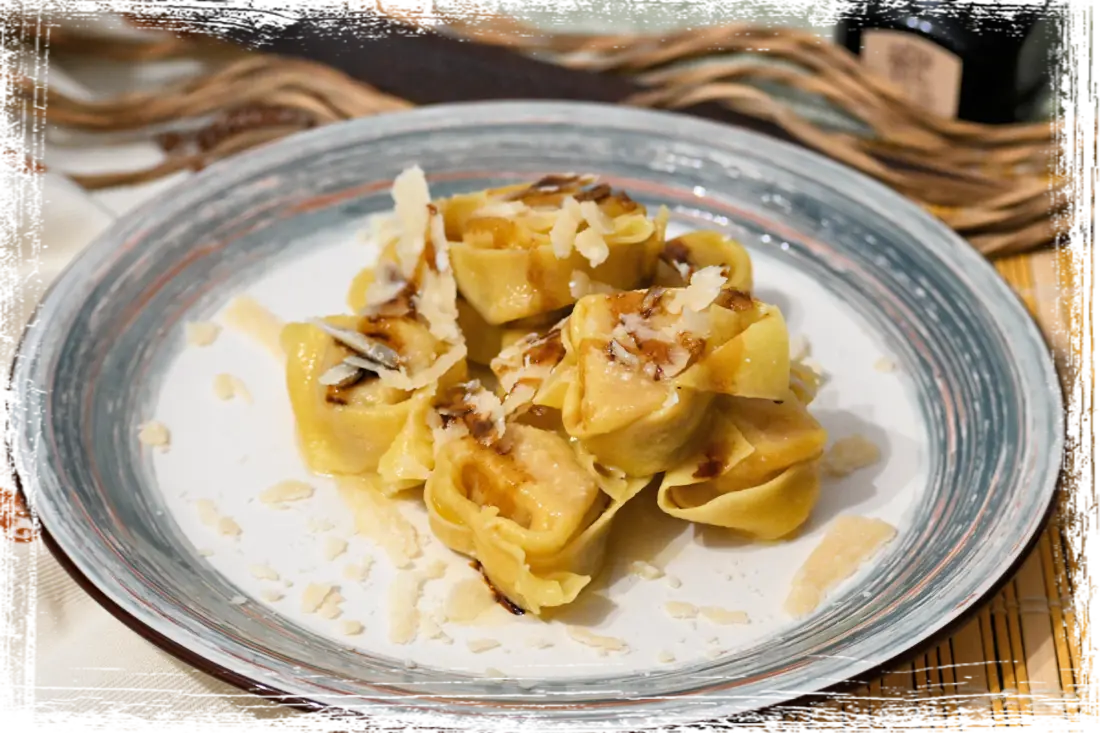 Tortelloni di zucca con scaglie di grana e aceto balsamico Tortelloni di zucca con scaglie di grana e aceto balsamico