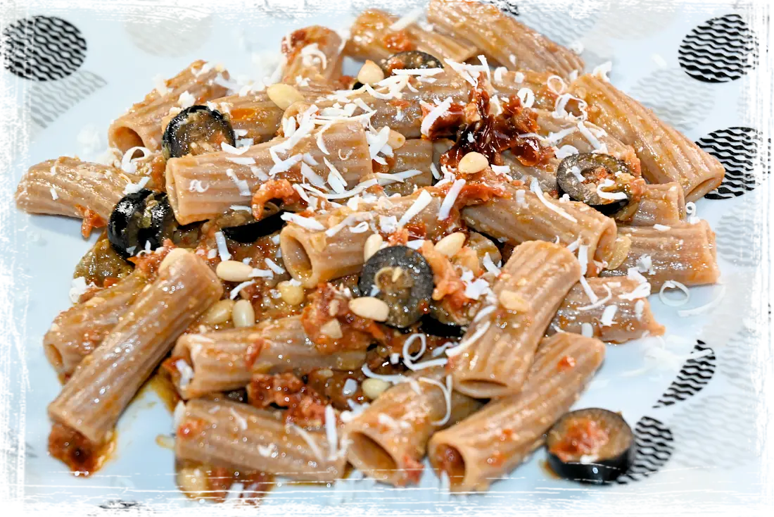 Tortiglioni integrali con pesto rosso Tortiglioni integrali con pesto rosso