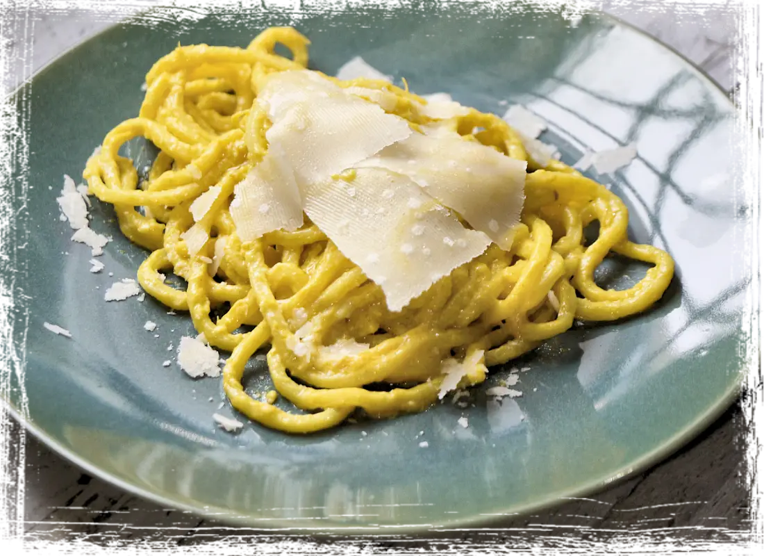 Troccoli con crema di carciofi, zafferano e scaglie di grana