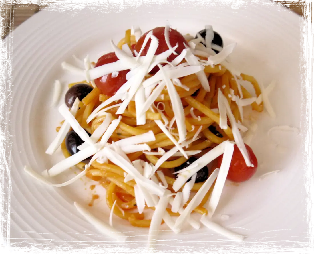 Spaghetti alla chitarra con pomodorini e cacioricotta Spaghetti alla chitarra con pomodorini e cacioricotta