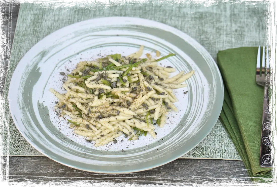 Trofie con bietoline, pinoli e briciole di grano arso TTrofie con bietoline, pinoli e briciole di grano arso