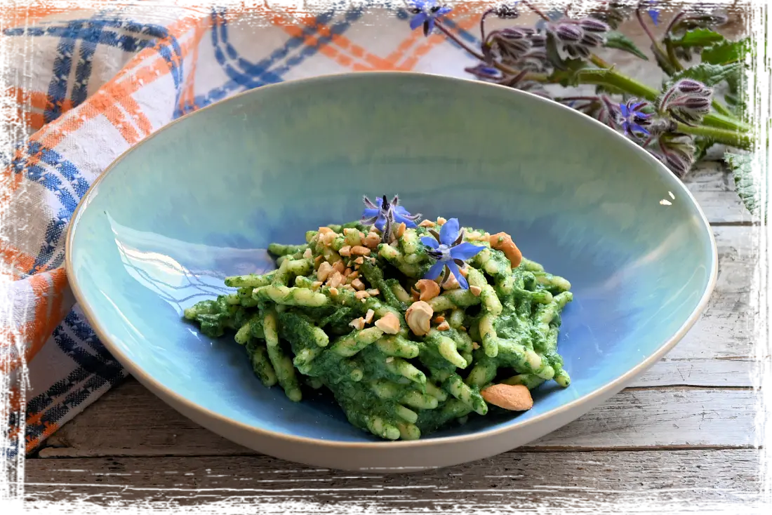 Trofie con borragine, ricotta e anacardi Trofie con borragine, ricotta e anacardi