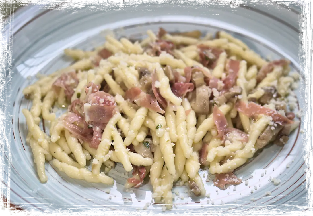 Trofie con speck e funghi Trofie con speck e funghi