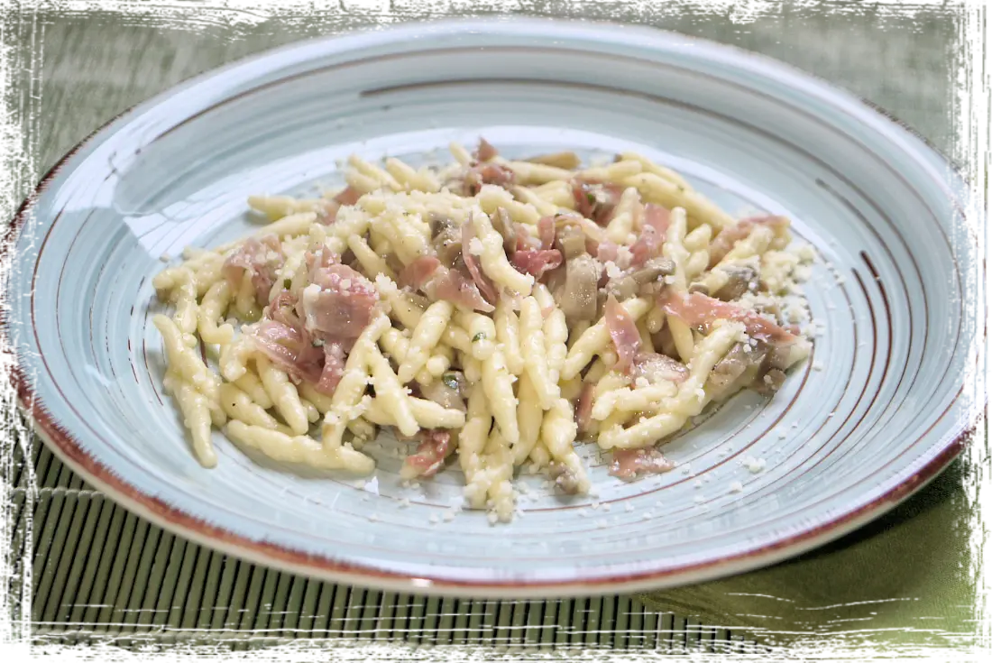 Trofie con speck e funghi Trofie con speck e funghi