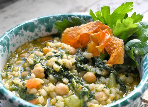 Zuppa di orzo con ceci, cavolo riccio e zucca