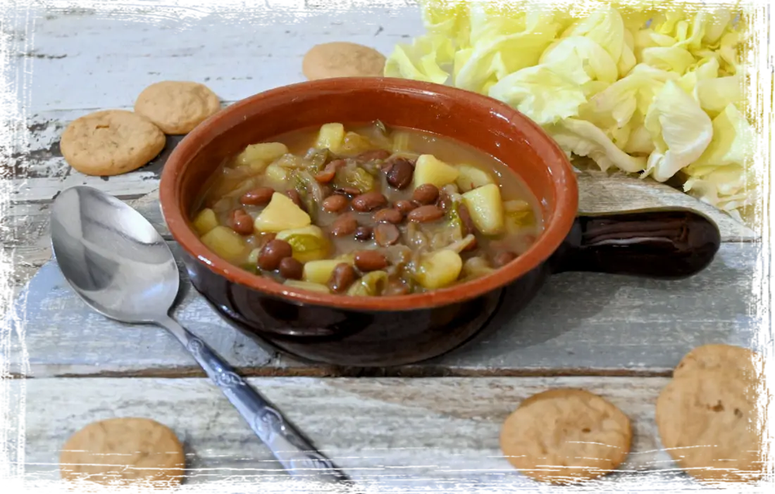 Zuppa di fagioli e patate con indivia