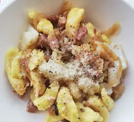 Gnocchi con patate, rapa di Bondo e ciuìga