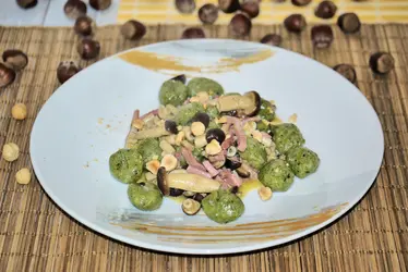 Gnocchi verdi con pioppini, speck e nocciole