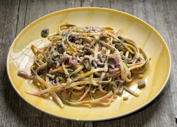 Linguine arcobaleno con funghi, pancetta affumicata e robiola