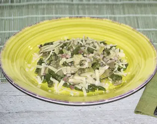 Spätzle agli spinaci con carciofi e speck