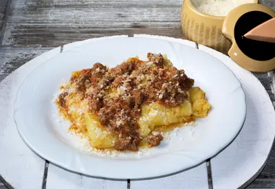 Polenta al ragù di salsiccia e funghi