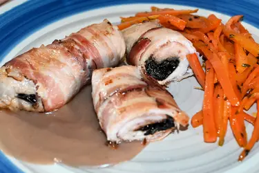 Involtini di lonza con prugne e pancetta di speck