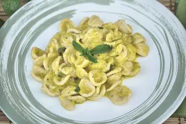 Orecchiette con crema di zucchine verdi e gialle