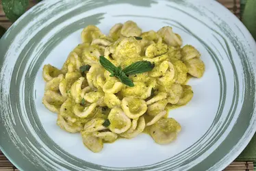 Orecchiette con crema di zucchine verdi e gialle