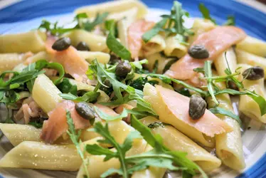 Penne con salmone, capperi e rucola