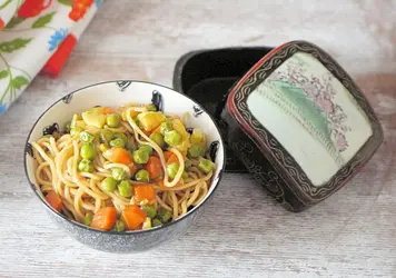 Noodles di grano Chow Mein con verdure