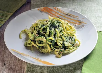 Pici con guanciale e cavolo nero