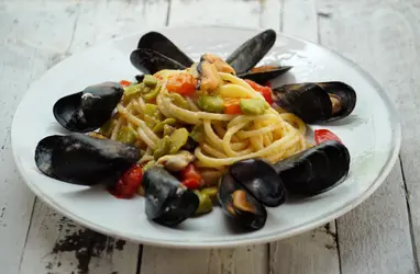 Spaghettoni con cozze, fave e pomodorini