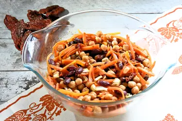 Insalata di fagioli rossi, ceci, carote e pomodori secchi